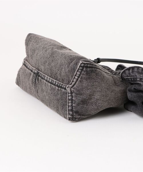 MARC JACOBS(マークジェイコブス)の「THE BOW DENIM SACK BAG MINI/ザ ボウ デニム サック バッグ ミニ(ショルダーバッグ・レディース・ブラック系その他・ONE SIZE)」の9枚目の写真
