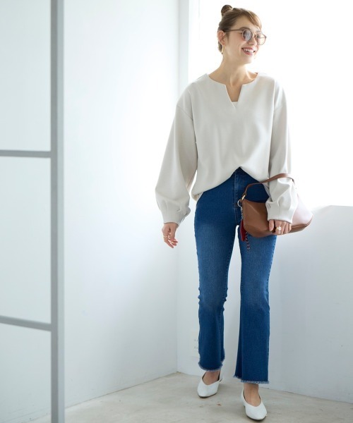 SMILE LAND（スマイルランド）の「＜大きいサイズ＞ゆるシルエットダンボールニットキーネックプルオーバー（Tシャツ/カットソー・レディース・チャコールグレー/ターコイズブルー系/アイボリー・5L～6L/3L～4L/L～LL）」の4枚目の写真