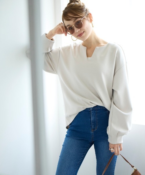 SMILE LAND（スマイルランド）の「＜大きいサイズ＞ゆるシルエットダンボールニットキーネックプルオーバー（Tシャツ/カットソー・レディース・チャコールグレー/ターコイズブルー系/アイボリー・5L～6L/3L～4L/L～LL）」の5枚目の写真