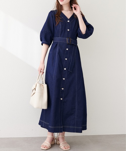 natural couture(ナチュラルクチュール)の「ストレッチデニムベルト付きワンピース(ワンピース・レディース・ブルー/サックスブルー・FREE)」の1枚目の写真