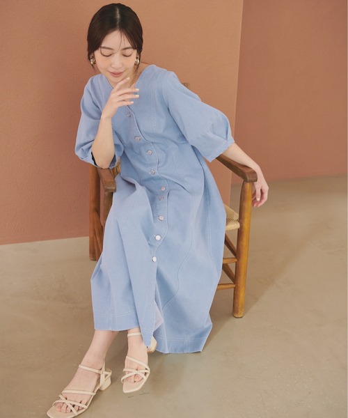 natural couture(ナチュラルクチュール)の「ストレッチデニムベルト付きワンピース(ワンピース・レディース・ブルー/サックスブルー・FREE)」の10枚目の写真