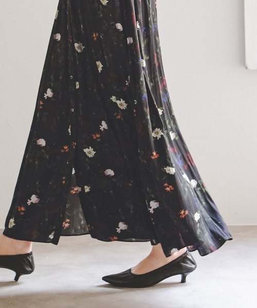 Noble（ノーブル）の「フラワープリントVネックロングワンピース（ワンピース・レディース・ブラック・FREE）」の4枚目の写真