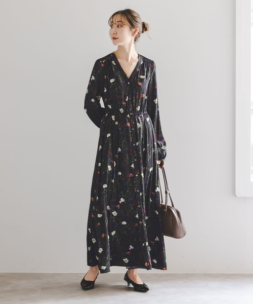 Noble（ノーブル）の「フラワープリントVネックロングワンピース（ワンピース・レディース・ブラック・FREE）」の6枚目の写真