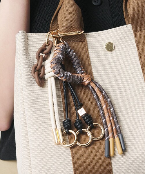 VIOLAd'ORO（ヴィオラドーロ）の「＜VIOLAd’ORO＞コード ハート バッグチャーム（キーケース/キーアクセサリー・レディース・ダークグレー/ブラウン系・FREE）」の2枚目の写真