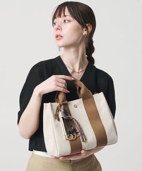 VIOLAd'ORO（ヴィオラドーロ）の「＜VIOLAd’ORO＞コード ハート バッグチャーム（キーケース/キーアクセサリー・レディース・ダークグレー/ブラウン系・FREE）」の3枚目の写真