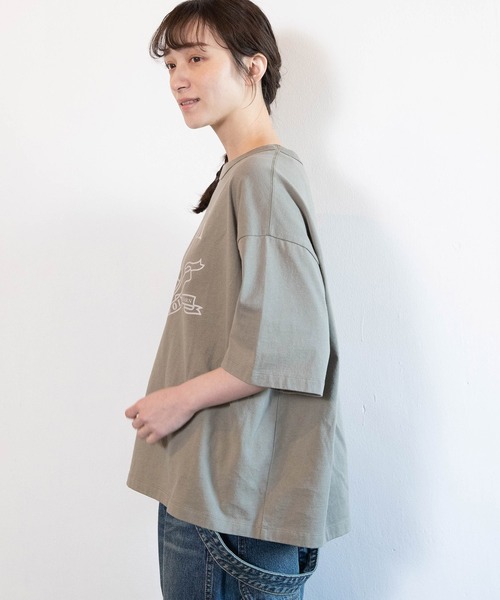 URCH RNA（アーチ アールエヌエー）の「M2604 マエニムカッテススムプリント半T（Tシャツ/カットソー・レディース・グレー/オリーブ/アイボリー・FREE）」の11枚目の写真