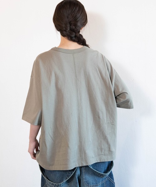 URCH RNA（アーチ アールエヌエー）の「M2604 マエニムカッテススムプリント半T（Tシャツ/カットソー・レディース・グレー/オリーブ/アイボリー・FREE）」の10枚目の写真