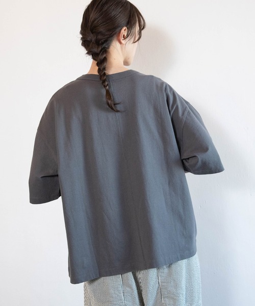 URCH RNA（アーチ アールエヌエー）の「M2604 マエニムカッテススムプリント半T（Tシャツ/カットソー・レディース・グレー/オリーブ/アイボリー・FREE）」の7枚目の写真