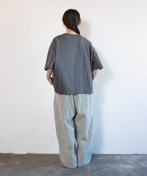URCH RNA（アーチ アールエヌエー）の「M2604 マエニムカッテススムプリント半T（Tシャツ/カットソー・レディース・グレー/オリーブ/アイボリー・FREE）」の16枚目の写真