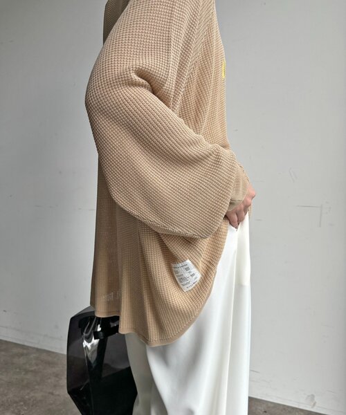 DouDou(ドゥドゥ)の「【セットアップ可能】ワッフル編みロゴプリントニット(ニット/セーター・レディース・ブラック/オフホワイト/ベージュ・FREE)」の3枚目の写真