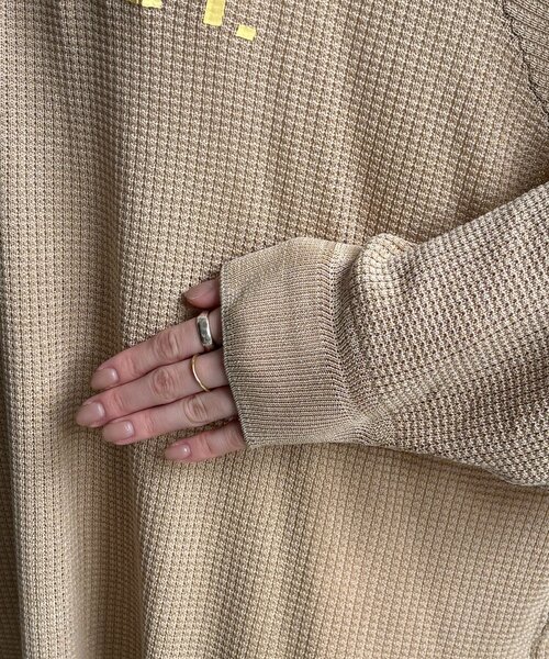 DouDou(ドゥドゥ)の「【セットアップ可能】ワッフル編みロゴプリントニット(ニット/セーター・レディース・ブラック/オフホワイト/ベージュ・FREE)」の10枚目の写真