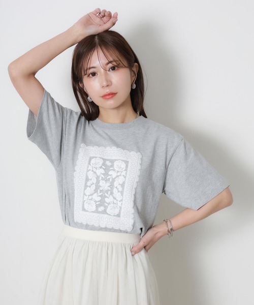 Riberry(リベリー)の「レースデザイン発砲プリント半袖Tシャツ(Tシャツ/カットソー・レディース・チャコールグレー/杢グレー/アイボリー/ベージュ・FREE)」の3枚目の写真
