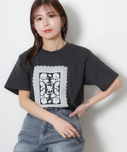 Riberry(リベリー)の「レースデザイン発砲プリント半袖Tシャツ(Tシャツ/カットソー・レディース・チャコールグレー/杢グレー/アイボリー/ベージュ・FREE)」の1枚目の写真