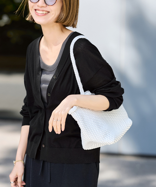 FRAMeWORK(フレームワーク)の「シルク混綿麻シアーVネックカーディガン(カーディガン/ボレロ・レディース・ブルー/ブラック/ブラウン・FREE)」の8枚目の写真