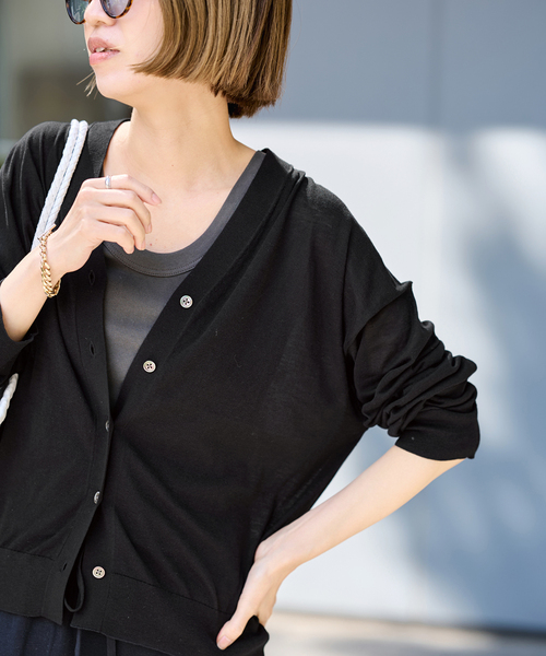 FRAMeWORK(フレームワーク)の「シルク混綿麻シアーVネックカーディガン(カーディガン/ボレロ・レディース・ブルー/ブラック/ブラウン・FREE)」の10枚目の写真