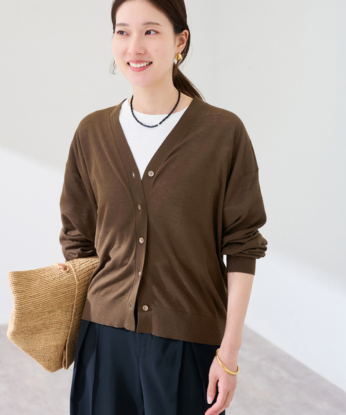 FRAMeWORK(フレームワーク)の「シルク混綿麻シアーVネックカーディガン(カーディガン/ボレロ・レディース・ブルー/ブラック/ブラウン・FREE)」の14枚目の写真