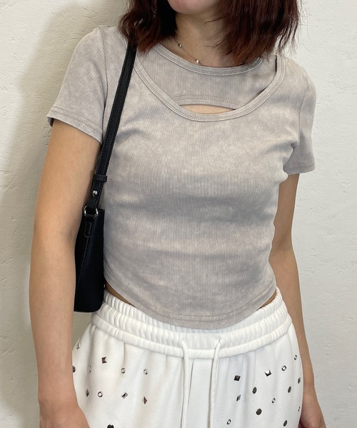 ROGER AND RAW(ロジャーアンドロウ)の「胸カットオフ リブクロップドTシャツ(Tシャツ/カットソー・レディース・サンドベージュ/スミクロ・FREE)」の2枚目の写真