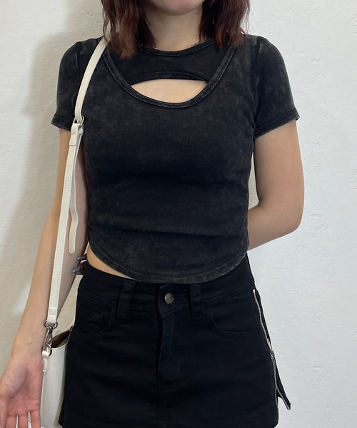 ROGER AND RAW(ロジャーアンドロウ)の「胸カットオフ リブクロップドTシャツ(Tシャツ/カットソー・レディース・サンドベージュ/スミクロ・FREE)」の4枚目の写真