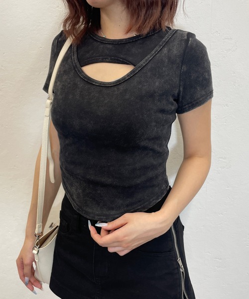 ROGER AND RAW(ロジャーアンドロウ)の「胸カットオフ リブクロップドTシャツ(Tシャツ/カットソー・レディース・サンドベージュ/スミクロ・FREE)」の3枚目の写真