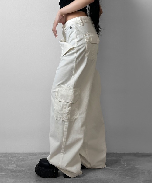 FOLLOWIN(フォロウィン)の「フロントカバーデザインカーゴワイドパンツ(その他パンツ・レディース・アイボリー・MEDIUM/SMALL/LARGE)」の2枚目の写真