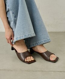 Omekashi（オメカシ）の「スクエアミュール（サンダル）」