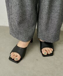 Omekashi（オメカシ）の「スクエアミュール（サンダル）」