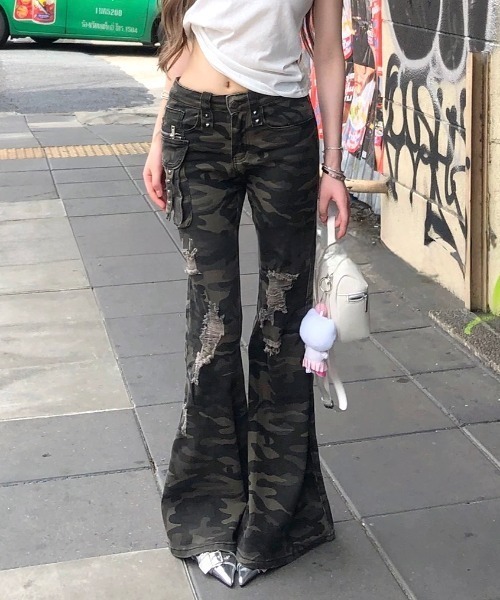 SHEENA(シーナ)の「カモフラ柄ダメージフレアパンツ(デニムパンツ・レディース・カーキ・M/L/S)」の1枚目の写真