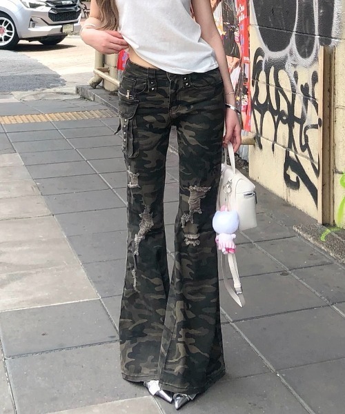 SHEENA(シーナ)の「カモフラ柄ダメージフレアパンツ(デニムパンツ・レディース・カーキ・M/L/S)」の3枚目の写真