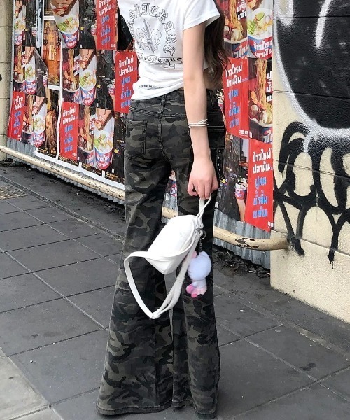SHEENA(シーナ)の「カモフラ柄ダメージフレアパンツ(デニムパンツ・レディース・カーキ・M/L/S)」の4枚目の写真