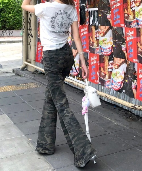 SHEENA(シーナ)の「カモフラ柄ダメージフレアパンツ(デニムパンツ・レディース・カーキ・M/L/S)」の5枚目の写真