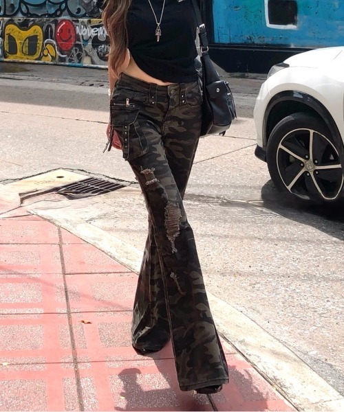 SHEENA(シーナ)の「カモフラ柄ダメージフレアパンツ(デニムパンツ・レディース・カーキ・M/L/S)」の6枚目の写真