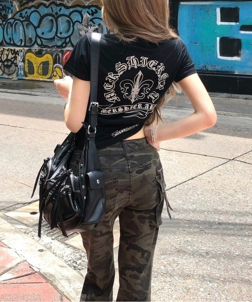 SHEENA(シーナ)の「カモフラ柄ダメージフレアパンツ(デニムパンツ・レディース・カーキ・M/L/S)」の7枚目の写真