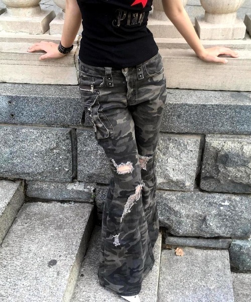 SHEENA(シーナ)の「カモフラ柄ダメージフレアパンツ(デニムパンツ・レディース・カーキ・M/L/S)」の8枚目の写真