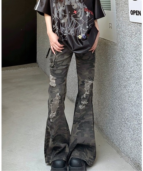 SHEENA(シーナ)の「カモフラ柄ダメージフレアパンツ(デニムパンツ・レディース・カーキ・M/L/S)」の11枚目の写真