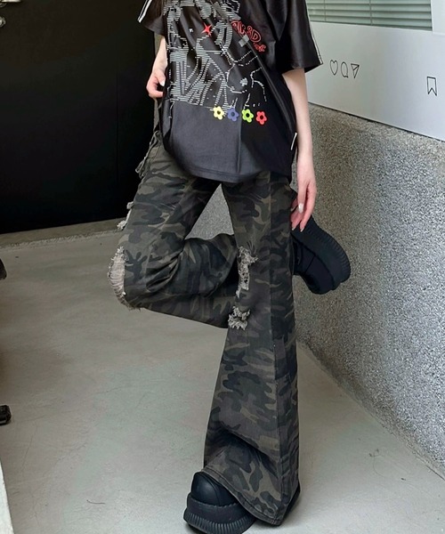 SHEENA(シーナ)の「カモフラ柄ダメージフレアパンツ(デニムパンツ・レディース・カーキ・M/L/S)」の13枚目の写真