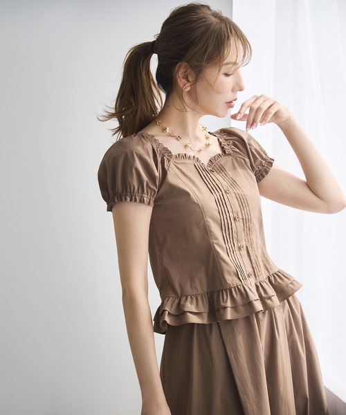 Audie a Muses(オーディアミューズ)の「【モデル美香着用】コルセット風ピンタックブラウス(シャツ/ブラウス・レディース・ブラウン/オフホワイト/ブラック・36/38/42)」の4枚目の写真
