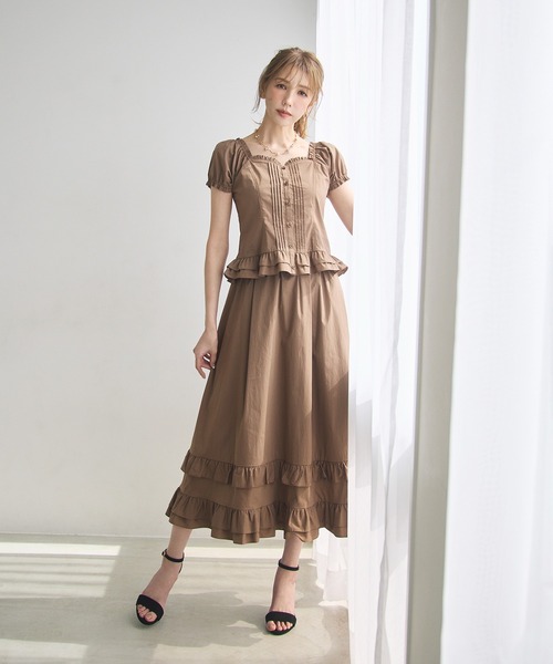 Audie a Muses(オーディアミューズ)の「【モデル美香着用】コルセット風ピンタックブラウス(シャツ/ブラウス・レディース・ブラウン/オフホワイト/ブラック・36/38/42)」の5枚目の写真