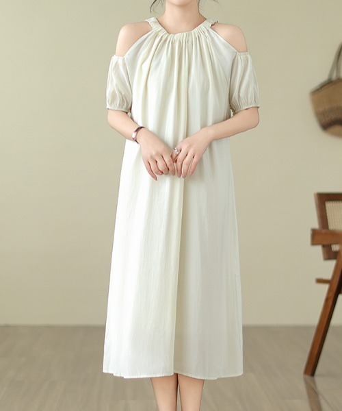 LUCPY(ラクピー)の「オープンショルダーギャザーロングワンピース(ワンピース・レディース・ベージュ/ホワイト・XX-LARGE/X-LARGE/LARGE/MEDIUM)」の1枚目の写真