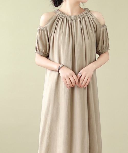 LUCPY(ラクピー)の「オープンショルダーギャザーロングワンピース(ワンピース・レディース・ベージュ/ホワイト・XX-LARGE/X-LARGE/LARGE/MEDIUM)」の3枚目の写真