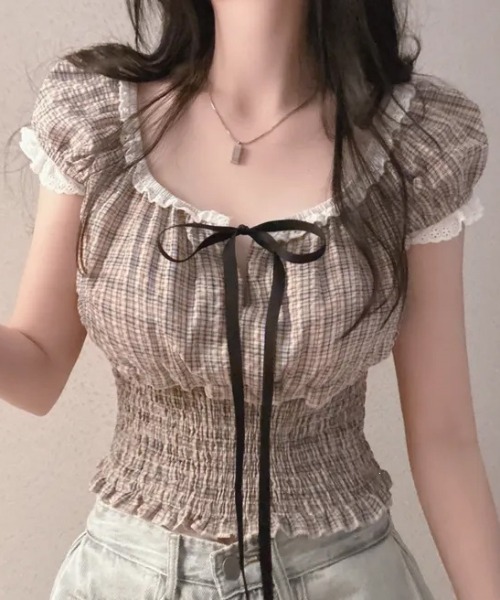 Teem Store(チームストア)の「チェック柄 シャーリングリボン パフスリーブトップス(シャツ/ブラウス・レディース・ブラック/ベージュ・M/S)」の2枚目の写真