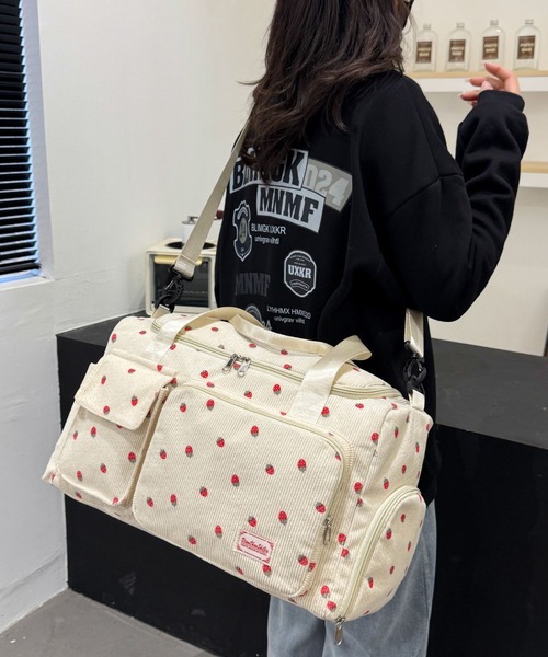 LA VORAGINE(ラ ヴォラジネ)の「大容量A4対応イチゴ柄 コーデュロイ ボストンバッグ トラベル旅行ジムバッグ(ボストンバッグ・レディース・ブラック/アイボリー/パープル/ピンク/グリーン/ブラウン・FREE)」の2枚目の写真