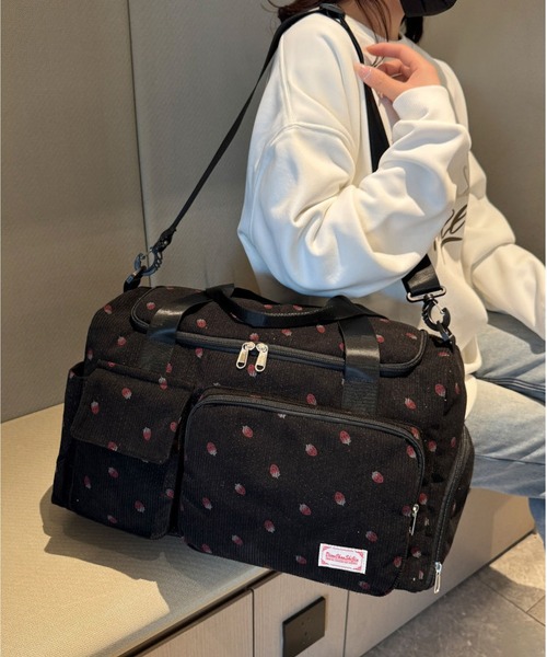 LA VORAGINE(ラ ヴォラジネ)の「大容量A4対応イチゴ柄 コーデュロイ ボストンバッグ トラベル旅行ジムバッグ(ボストンバッグ・レディース・ブラック/アイボリー/パープル/ピンク/グリーン/ブラウン・FREE)」の1枚目の写真