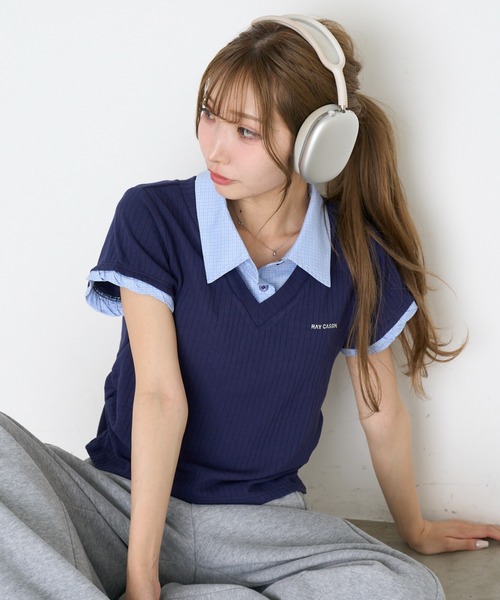 RAY CASSIN（レイカズン）の「胸刺繍襟付きVネックコンパクトTシャツ/レイヤード（Tシャツ/カットソー・レディース・ブラック/ライトベージュ/グレー/ネイビー・FREE）」の4枚目の写真