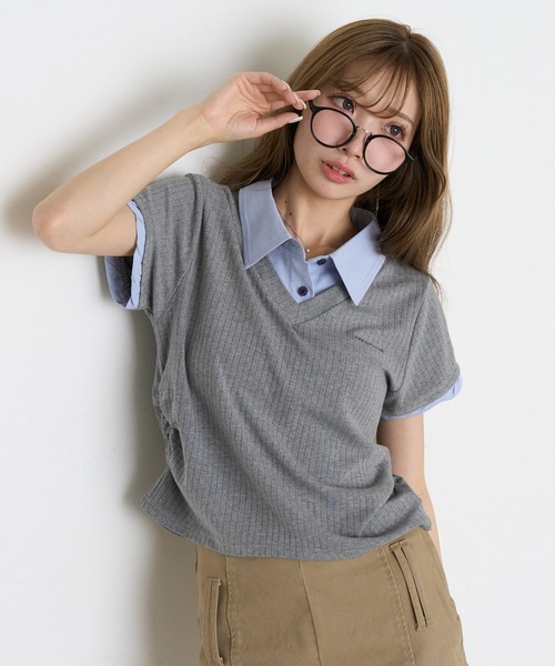 RAY CASSIN（レイカズン）の「胸刺繍襟付きVネックコンパクトTシャツ/レイヤード（Tシャツ/カットソー・レディース・ブラック/ライトベージュ/グレー/ネイビー・FREE）」の2枚目の写真