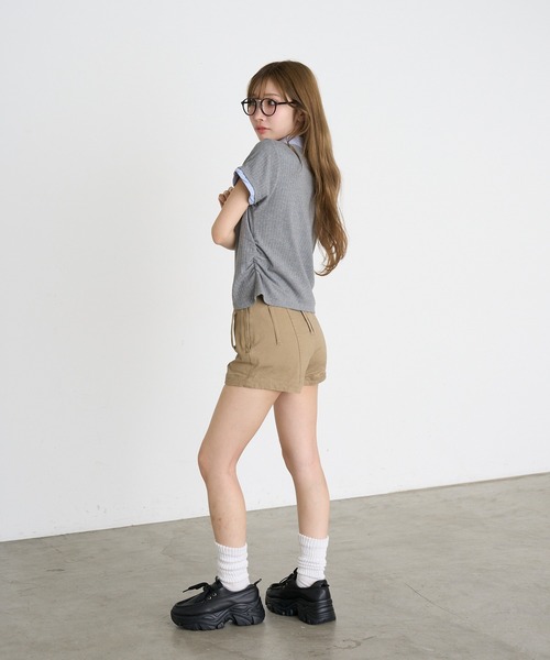 RAY CASSIN（レイカズン）の「胸刺繍襟付きVネックコンパクトTシャツ/レイヤード（Tシャツ/カットソー・レディース・ブラック/ライトベージュ/グレー/ネイビー・FREE）」の5枚目の写真