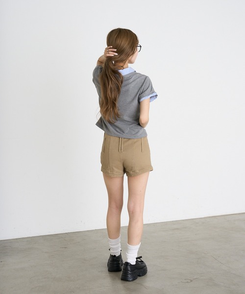 RAY CASSIN（レイカズン）の「胸刺繍襟付きVネックコンパクトTシャツ/レイヤード（Tシャツ/カットソー・レディース・ブラック/ライトベージュ/グレー/ネイビー・FREE）」の6枚目の写真