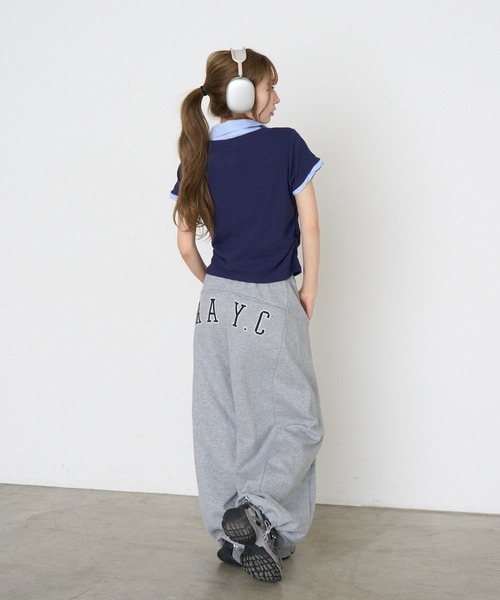 RAY CASSIN（レイカズン）の「胸刺繍襟付きVネックコンパクトTシャツ/レイヤード（Tシャツ/カットソー・レディース・ブラック/ライトベージュ/グレー/ネイビー・FREE）」の13枚目の写真