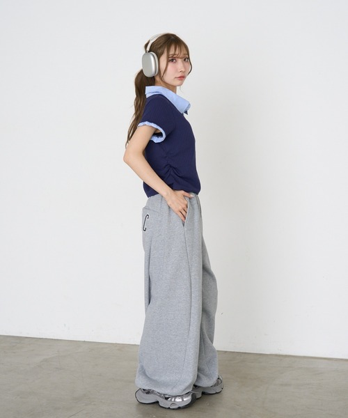 RAY CASSIN（レイカズン）の「胸刺繍襟付きVネックコンパクトTシャツ/レイヤード（Tシャツ/カットソー・レディース・ブラック/ライトベージュ/グレー/ネイビー・FREE）」の14枚目の写真