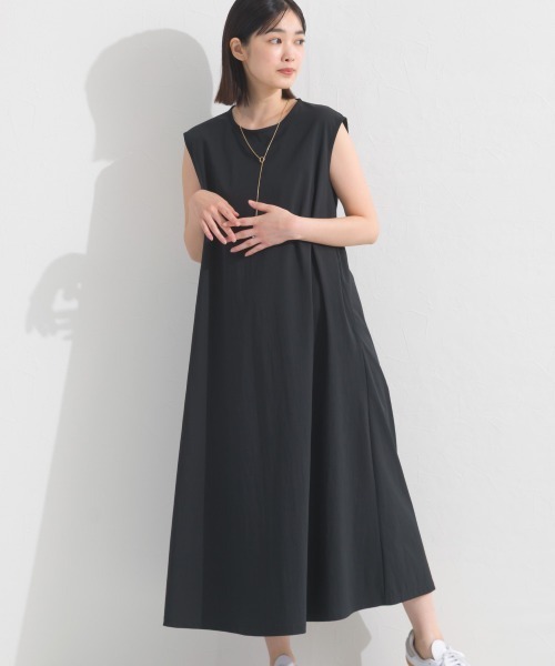 OMNES(オムネス)の「撥水加工ノースリーブフレアロングワンピース(ワンピース・レディース・ネイビー/ブラック/モカ・FREE)」の2枚目の写真