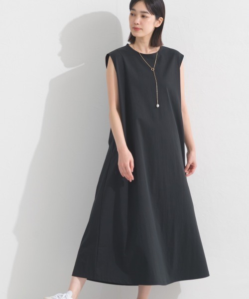 OMNES(オムネス)の「撥水加工ノースリーブフレアロングワンピース(ワンピース・レディース・ネイビー/ブラック/モカ・FREE)」の4枚目の写真